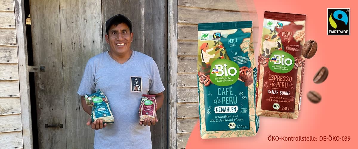 Zwei Produktverpackungen von „dmBio“ mit Kaffee aus Peru. Links eine Packung gemahlener Kaffee, rechts eine Packung Espresso ganze Bohne. Beide Verpackungen sind mit Fairtrade-Logo versehen. Text: „ÖKO-Kontrollstelle: DE-ÖKO-039“
