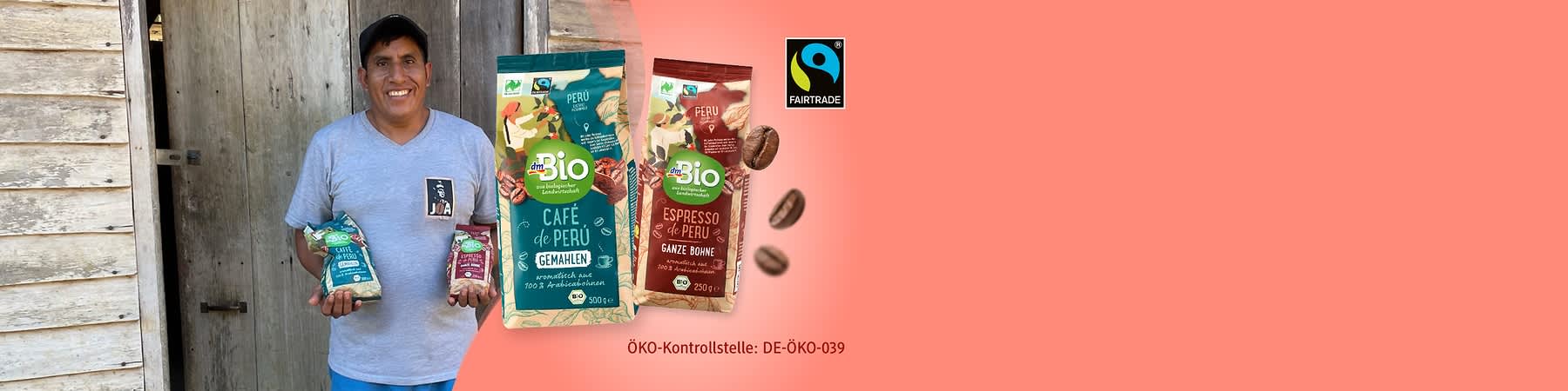 Zwei Produktverpackungen von „dmBio“ mit Kaffee aus Peru. Links eine Packung gemahlener Kaffee, rechts eine Packung Espresso ganze Bohne. Beide Verpackungen sind mit Fairtrade-Logo versehen. Text: „ÖKO-Kontrollstelle: DE-ÖKO-039“