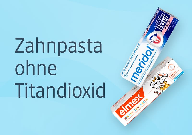 Hellblauer Hintergrund, links großer Text „Zahnpasta ohne Titandioxid“, rechts zwei Zahnpastatuben schräg überlappend: oben Marke meridol in weiß-blauer Verpackung, unten Marke elmex Kinder in weiß-oranger Verpackung mit Comic-Hund