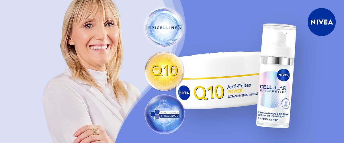 Weiße NIVEA-Gesichtscreme-Dose mit geöffneter Kappe, auf der Vorderseite großes gelbes „Q10“ und Text „Anti-Falten Power Extra schützende Tagespflege“, links drei runde Siegel mit Hinweisen zu Forschung, Q10-Wirkstoff und 1. Wirkstoff gegen Falten, rechts oben blaues NIVEA-Logo auf hellem lila-blauem Hintergrund