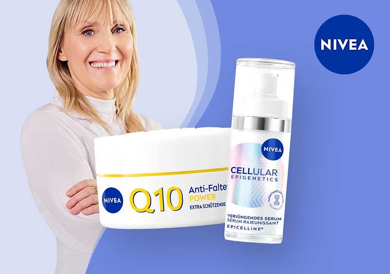Weiße Dose NIVEA Q10 Anti-Falten Tagespflege mit geöffnetem Deckel, auf der Vorderseite gelber Schriftzug „Q10 Anti-Falten POWER“ und kleiner blauer NIVEA-Schriftzug, links drei runde Siegel mit Texten zu Wirkstoffen und Forschung, oben rechts blaues NIVEA-Logo auf hellblauem Hintergrund