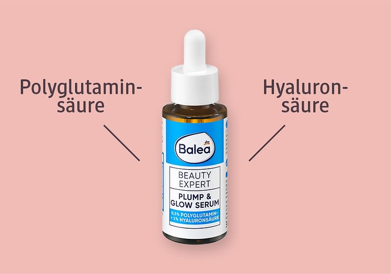 Eine Flasche des Balea Beauty Expert Plump & Glow Serums mit blauem Etikett und weißem Tropfverschluss. Auf dem Etikett steht „6,3 % Polyglutaminsäure & 2 % Hyaluronsäure“. Links und rechts der Flasche sind die Begriffe „Polyglutaminsäure“ und „Hyaluronsäure“ mit Pfeilen zur Flasche versehen.