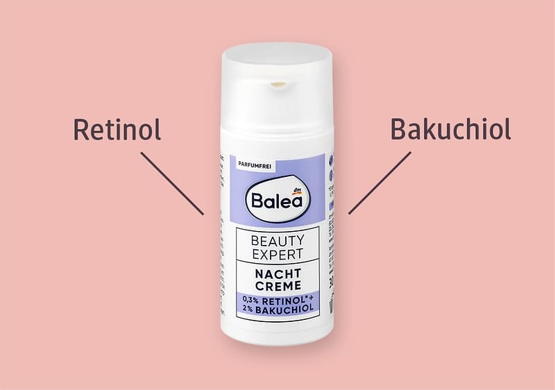Eine weiße Tube mit blauem Deckel und der Aufschrift „Balea Beauty Expert Hydration Cream“. Darunter steht „10% Glycerin + 5% Panthenol“. Links und rechts der Tube sind die Wörter „Glycerin“ und „Panthenol“ mit Pfeilen zur Tube versehen. Oben steht „Parfümfrei“, unten „Hautberuhigend“.