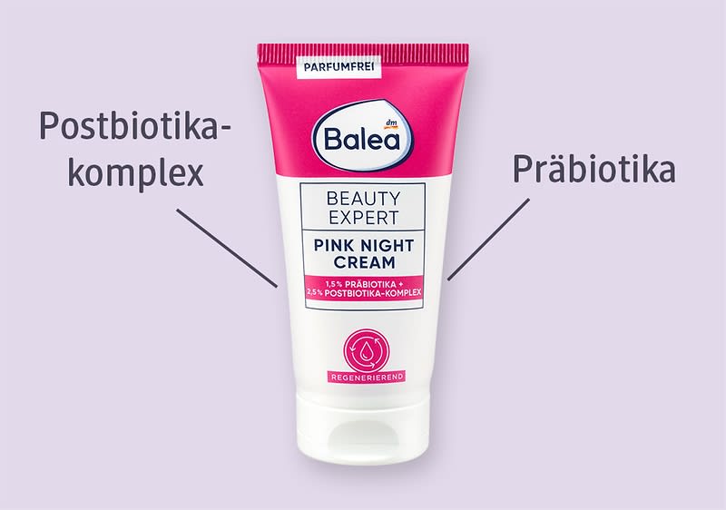 Weiß-rosa Tube Balea Beauty Expert „Pink Night Cream“ mit Aufschrift „1,5% Präbiotika + 2,5% Postbiotika-Komplex“, oben zusätzlicher Aufkleber „Parfumfrei“, links Pfeil mit Beschriftung „Postbiotika-komplex“, rechts Pfeil mit Beschriftung „Präbiotika“
