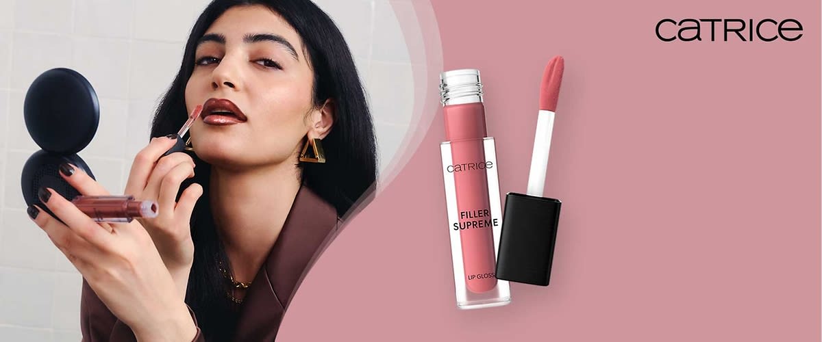 Eine Lipgloss-Flasche von Catrice mit der Aufschrift „Filler Supreme“ und einem geöffneten Applikator.
