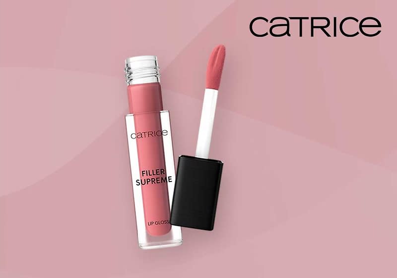 Eine Lipgloss-Flasche von Catrice mit der Aufschrift „Filler Supreme“ und einem geöffneten Applikator.
