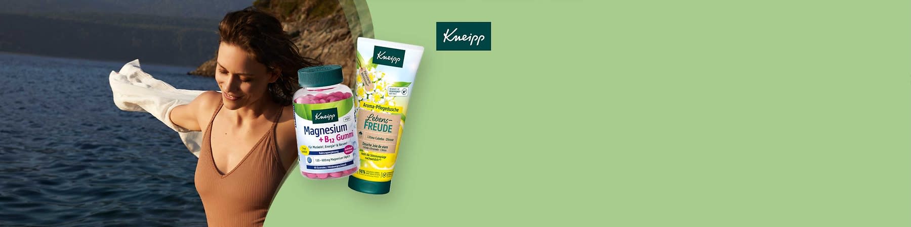 Eine Flasche Kneipp Magnesium + B2 Gummis mit rosa Inhalt und eine Kneipp Aroma-Pflegedusche Lebensfreude mit Zitrusdesign auf grünem Hintergrund