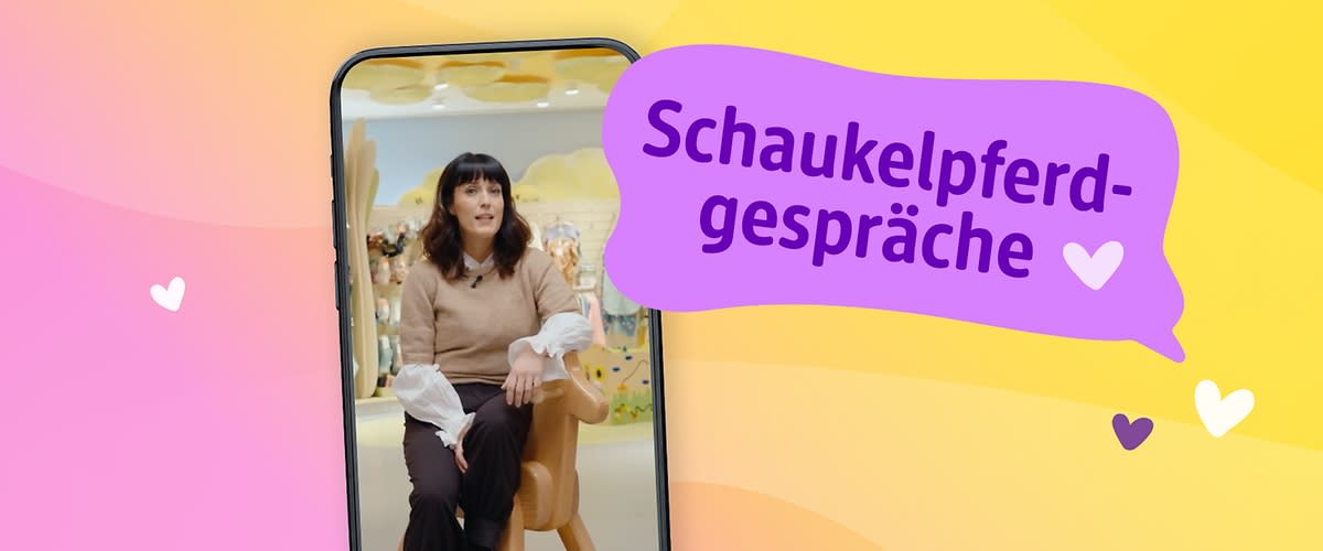 Eine Person sitzt auf einem Schaukelpferd in einem Geschäft. Auf dem Bild ist ein Smartphone zu sehen, das die Szene zeigt. Daneben steht in einer Sprechblase der Text „Schaukelpferdgespräche“ auf einem gelben und rosa Hintergrund mit kleinen Herzen.