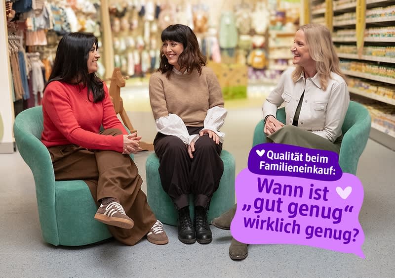Drei Personen sitzen in einem Geschäft auf grünen Sesseln. Eine Sprechblase enthält den Text: „Erziehung nach Trennung: Was bedeutet das im Alltag wirklich?“