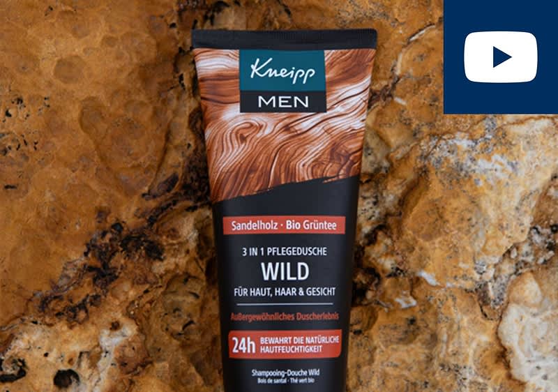 Eine Tube Kneipp MEN 3-in-1-Pflegedusche mit Sandelholz und Bio-Grüntee auf einem steinernen Hintergrund. Aufschrift: „Für Haut, Haar & Gesicht“, „Außergewöhnliches Duscherlebnis“, „24h bewahrt die natürliche Hautfeuchtigkeit“
