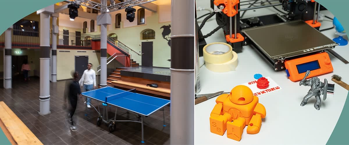 Zwei Männer spielen Tischtennis in einem großen Raum mit Treppe und Säulen. Rechts eine Nahaufnahme eines 3D-Druckers, der ein orangefarbenes Objekt druckt, daneben Klebeband und ein gedruckter Schriftzug.