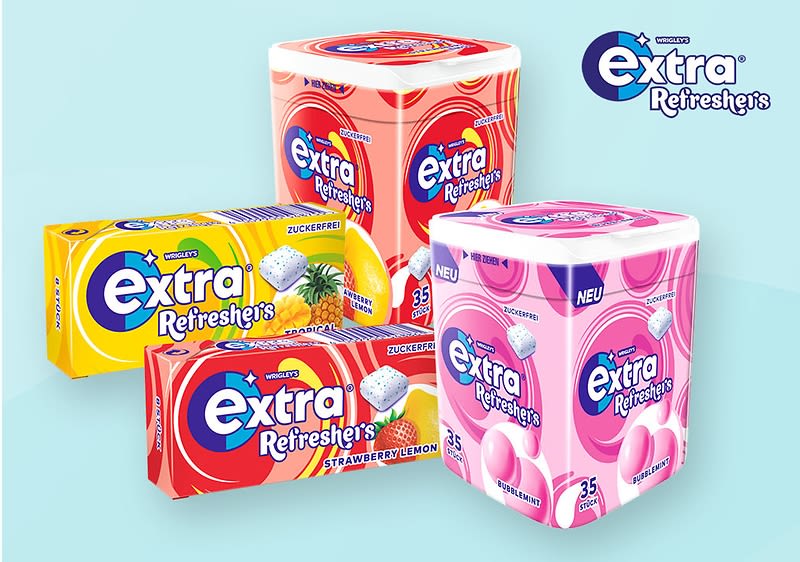 Vier Packungen Kaugummi der Marke Extra Refreshers in verschiedenen Geschmacksrichtungen: Zuckerfreie Ananas, Strawberry Lemon und zwei Packungen mit rosa Herzmotiv.