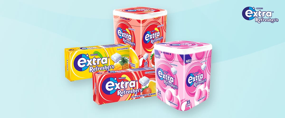 Vier Packungen Kaugummi der Marke Extra Refreshers in verschiedenen Geschmacksrichtungen: Zuckerfreie Ananas, Strawberry Lemon und zwei Packungen mit rosa Herzmotiv.
