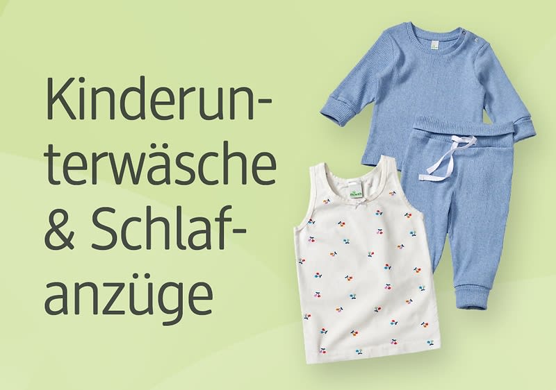 Ein hellblaues Schlafanzug-Set bestehend aus einem Langarmshirt und einer Hose neben einem weißen Unterhemd mit bunten kleinen Motiven. Links steht der Text „Kinderunterwäsche & Schlafanzüge“