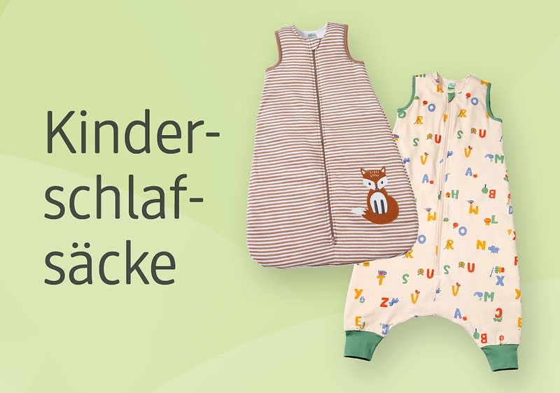 Zwei Kinderschlafsäcke auf grünem Hintergrund, links ein gestreifter Schlafsack mit Fuchs-Motiv, rechts ein Schlafsack mit bunten Buchstaben. Neben den Schlafsäcken steht der Text „Kinderschlafsäcke“