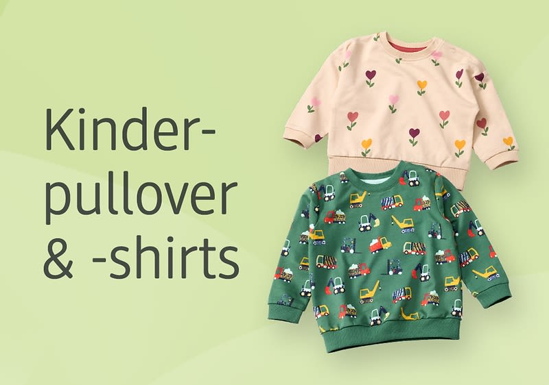 Zwei Kinderpullover auf grünem Hintergrund, links ein rosa Pullover mit Herz- und Blumenmuster, rechts ein grüner Pullover mit bunten Fahrzeugmotiven, daneben der Text „Kinderpullover & -shirts“