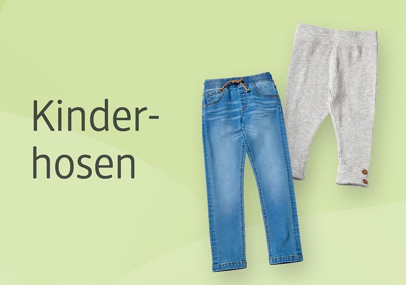 Zwei Kinderhosen auf grünem Hintergrund, links eine blaue Jeans und rechts eine graue Leggings mit Knöpfen am Beinabschluss, daneben der Text „Kinderhosen“