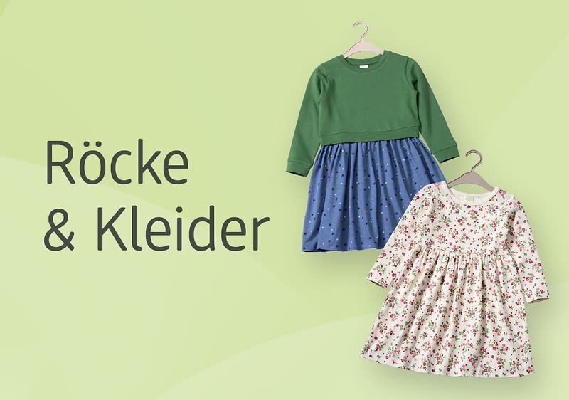Zwei Kinderkleider auf grünen Hintergrund, links ein grünes Oberteil mit blauem Rock, rechts ein weißes Kleid mit Blumenmuster. Text: „Röcke & Kleider“