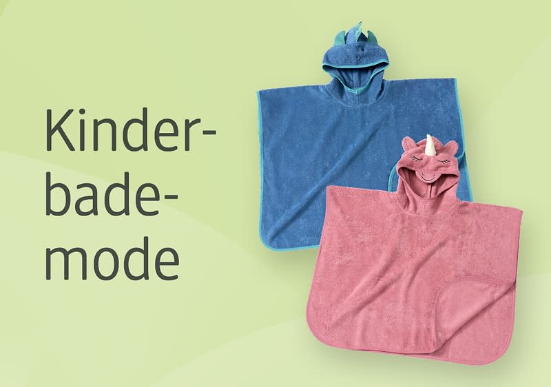 Zwei Kinder-Badeponchos aus Frottee, einer in Blau mit Drachenmotiv und einer in Rosa mit Einhornmotiv, auf einem hellgrünen Hintergrund. Links steht der Text „Kinderbademode“