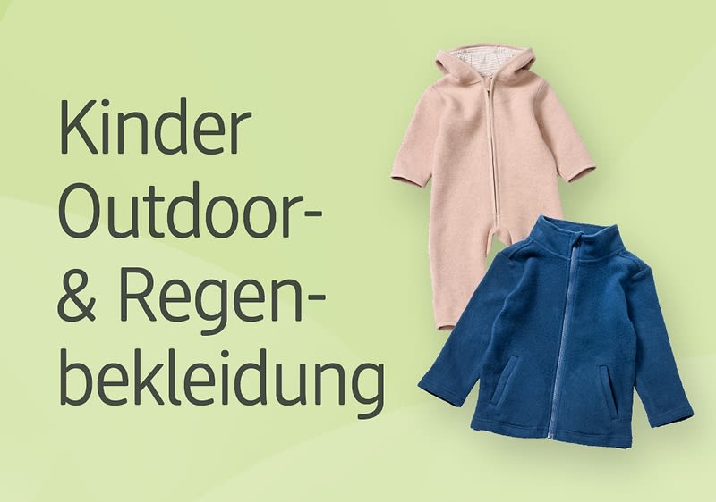 Zwei Kinderjacken auf grünem Hintergrund, links ein beiger Overall und rechts eine blaue Jacke mit Reißverschluss. Text: „Kinder Outdoor- & Regenbekleidung“