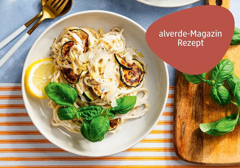 Mediterrane Pasta mit gebratenen Zucchini & Zitronen-Ricotta von oben fotografiert