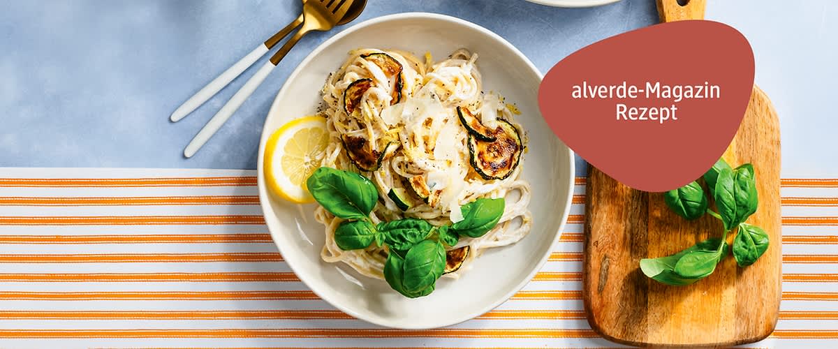 Mediterrane Pasta mit gebratenen Zucchini & Zitronen-Ricotta von oben fotografiert