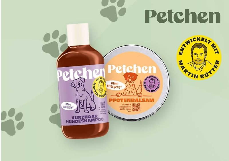 Eine Flasche Kurzhhaar Hundeshampoo und eine Dose Pfotenbalsam der Marke Petchen. Auf der Flasche ist ein Hund abgebildet, auf der Dose ein Hund mit Sonnenbrille. Beide Produkte sind ohne Mikroplastik. Rechts ein gelber Kreis mit der Aufschrift „Entwickelt mit Martin Rütter“
