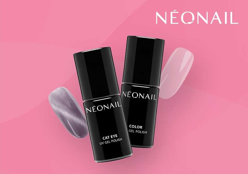 Zwei schwarze Flaschen mit der Aufschrift „NEONAIL“, eine mit „CAT EYE UV GEL POLISH“ und die andere mit „COLOR GEL POLISH“, vor einem rosa Hintergrund mit zwei Nagellackmustern in Grau und Rosa.