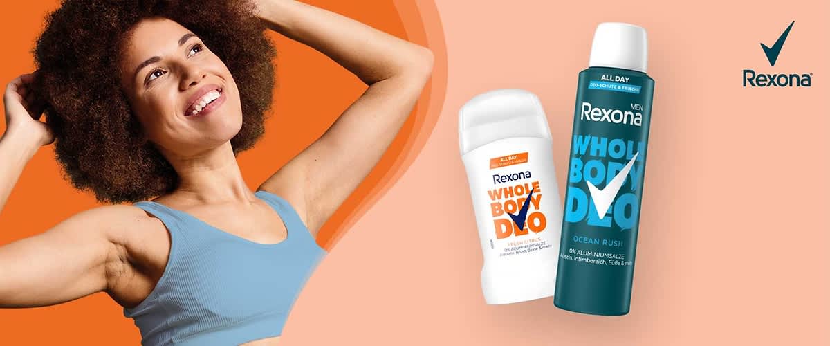 Eine weiße Deo-Stick-Verpackung mit der Aufschrift „Rexona Whole Body Deo“ und eine dunkelgrüne Spraydose mit der Aufschrift „Rexona Men Whole Body Deo Ocean Rush“. Rechts oben das Logo von Rexona