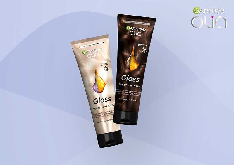 Zwei Tuben der Garnier Olia Toning Hair Mask mit der Aufschrift „Gloss“ auf einem hellblauen Hintergrund, links in Beige und rechts in Dunkelbraun. Oben rechts das Garnier Olia Logo.