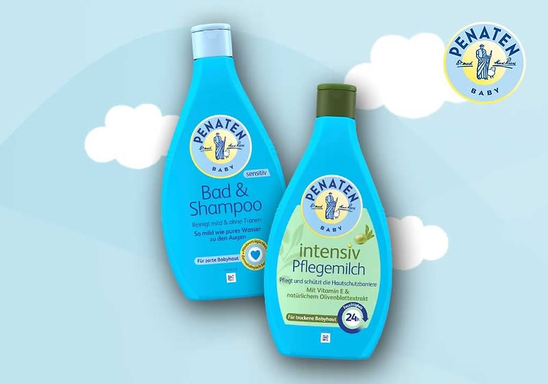 Zwei blaue Flaschen der Marke Penaten mit der Aufschrift „ultra sensitiv Pflegelotion“ und „ultra sensitiv Bad & Shampoo“ vor einem Hintergrund mit Wolken. Oben rechts das Logo von Penaten Baby