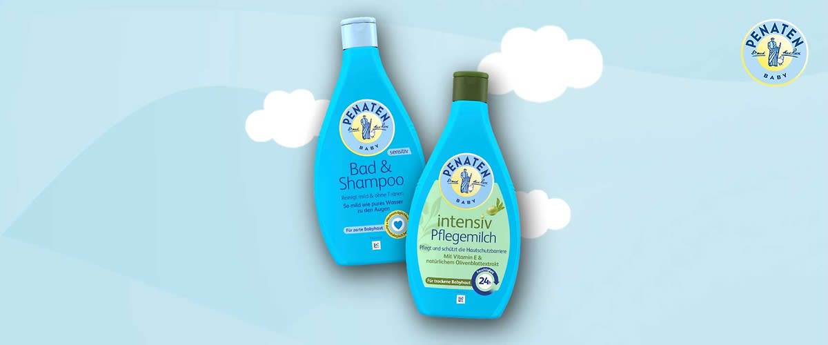 Zwei blaue Flaschen der Marke Penaten mit der Aufschrift „ultra sensitiv Pflegelotion“ und „ultra sensitiv Bad & Shampoo“ vor einem Hintergrund mit Wolken. Oben rechts das Logo von Penaten Baby