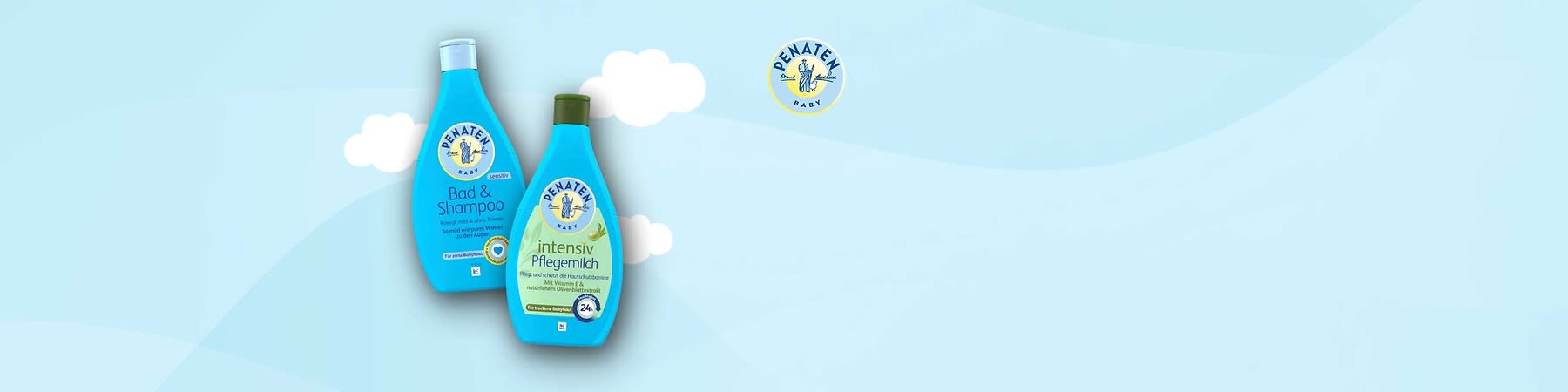 Zwei Penaten Baby-Flaschen vor einem hellblauen Hintergrund mit Wolken. Links eine blaue Flasche mit der Aufschrift „Bad & Shampoo“, rechts eine grüne Flasche mit der Aufschrift „intensiv Pflegemilch“. Oben rechts das Penaten Baby-Logo