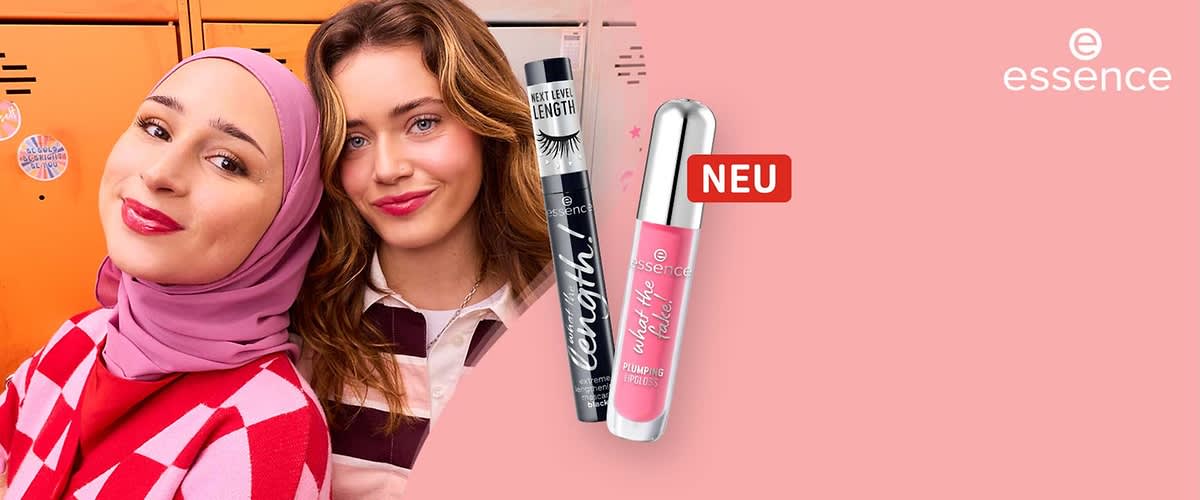 Eine schwarze Mascara mit der Aufschrift „Next Level Length“ und eine pinke Lipgloss-Flasche mit der Aufschrift „What the Fake! Plumping Lip Filler“ von essence, daneben ein rotes Schild mit der Aufschrift „NEU“