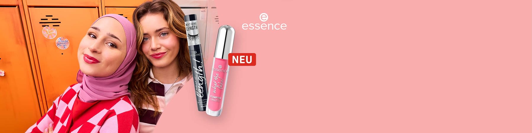 Eine schwarze Mascara mit der Aufschrift „Next Level Length“ und eine pinke Lipgloss-Flasche mit der Aufschrift „What the Fake! Plumping Lip Filler“ von essence, daneben ein rotes Schild mit der Aufschrift „NEU“