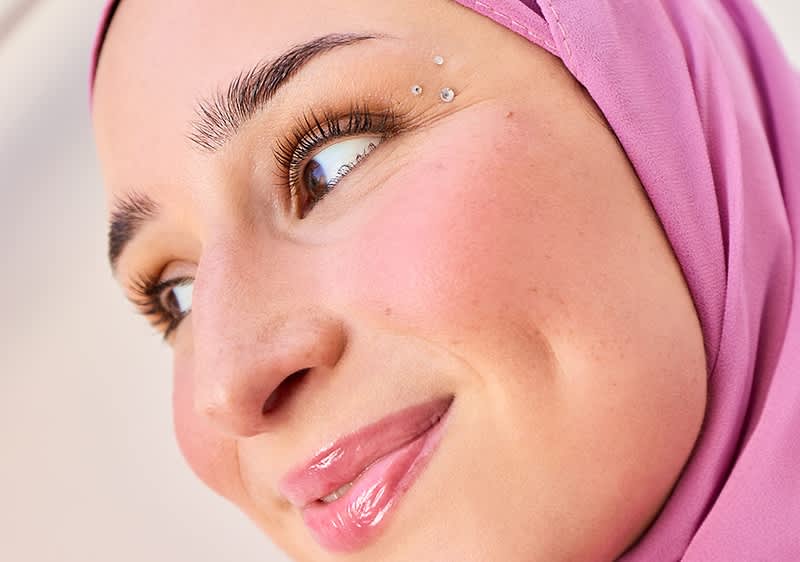 Ein rosa Stoff, möglicherweise ein Kleidungsstück, ist teilweise sichtbar