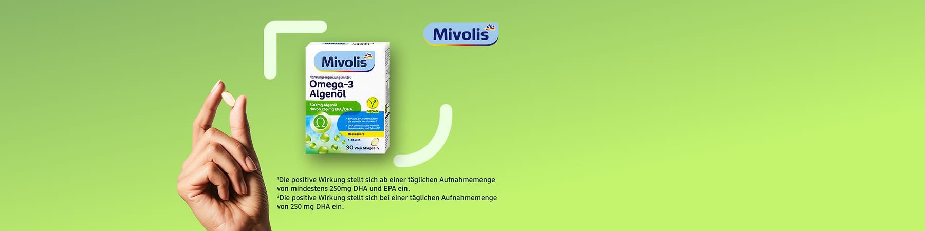 Eine Hand hält eine Weichkapsel vor einer Verpackung von Mivolis Omega-3 Algenöl. Die Verpackung ist grün und weiß mit der Aufschrift „500 mg Algenöl, davon 250 mg EPA/DHA“. Unten steht „30 Weichkapseln“ und „VEGAN“. Rechts oben ist das Mivolis-Logo. Links unten befindet sich ein Text über die Vorteile von Omega-3-Fettsäuren.
