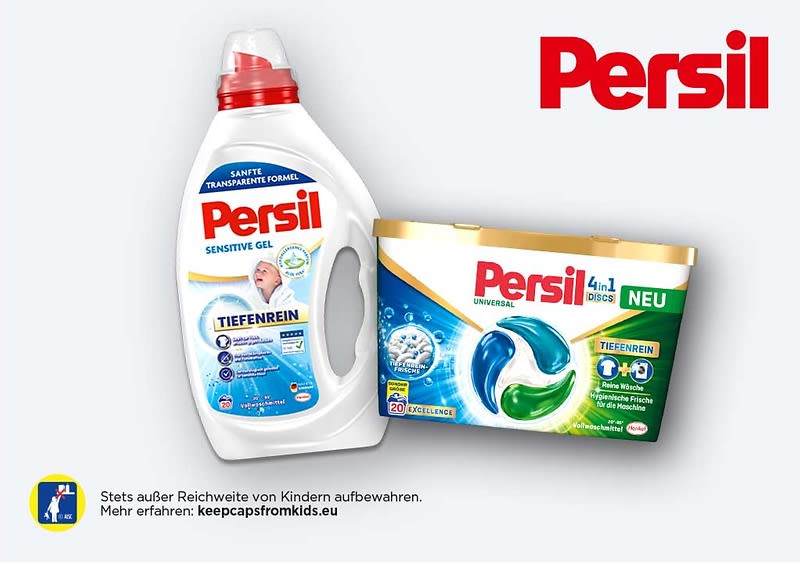 Das Bild zeigt eine Flasche Persil Sensitive Gel und eine Packung Persil Universal 4in1 Discs. Beide Produkte sind mit dem Persil-Logo versehen. Unten links befindet sich ein Hinweis, Kinder von den Produkten fernzuhalten, mit der Website keepcapsfromkids.eu.