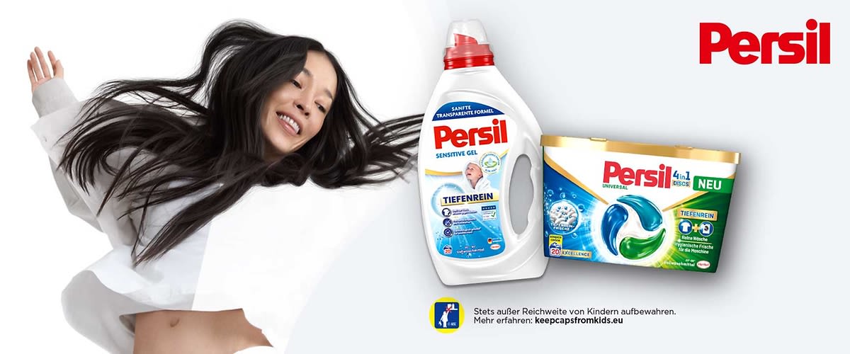 Das Bild zeigt eine Flasche Persil Sensitive Gel und eine Packung Persil Universal 4in1 Discs. Beide Produkte sind mit dem Persil-Logo versehen. Unten links befindet sich ein Hinweis, Kinder von den Produkten fernzuhalten, mit der Website keepcapsfromkids.eu.