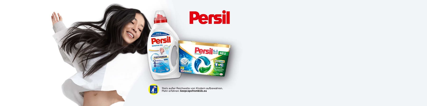 Eine Flasche Persil Sensitive Gel und eine Packung Persil 4in1 Discs. Beide Produkte sind mit blauen und grünen Designelementen versehen. Oben rechts ist das Persil-Logo zu sehen. Unten links befindet sich ein Hinweis, Kinder von den Produkten fernzuhalten, mit einem Link zu keepcapsfromkids.eu.