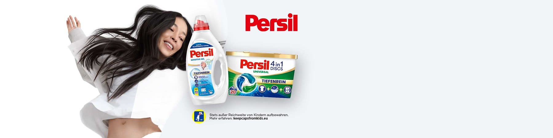 Zwei Persil-Produkte nebeneinander: links eine weiße Flasche Persil Sensitive Gel mit rotem Verschluss und Aufschrift „Tiefenrein“, rechts eine rechteckige Packung „Persil 4in1 Discs Universal“ mit Bild einer Kapsel, Aufschrift „Tiefenrein“ und Hinweis „20“