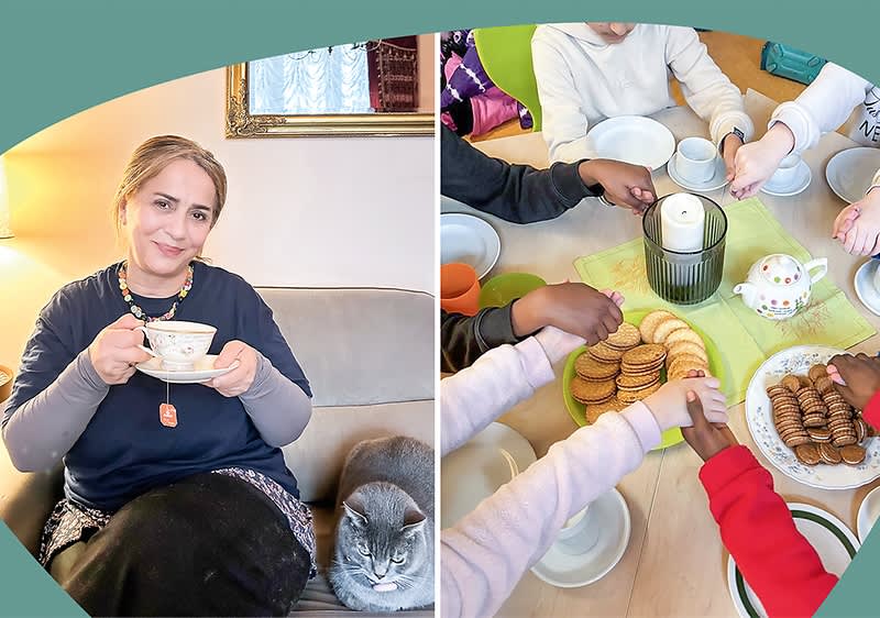 Links sitzt eine Person auf einem Sofa und hält eine Tasse, neben ihr liegt eine Katze. Rechts greifen mehrere Kinderhände nach Keksen auf einem Tisch mit Geschirr und einer Teekanne.