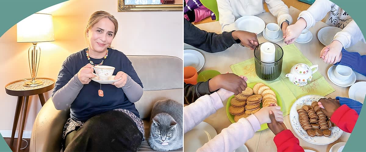 Links sitzt eine Person auf einem Sofa und hÀlt eine Tasse, neben ihr liegt eine Katze. Rechts greifen mehrere KinderhÀnde nach Keksen auf einem Tisch mit Geschirr und einer Teekanne.