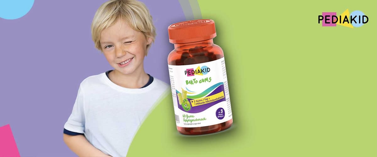 Eine Flasche mit orangefarbenem Deckel und der Aufschrift „Pediakid Bakto Gums“ zeigt eine Illustration einer grünen Figur. Enthält 60 Gummis mit 1 Milliarde KBE Lactobacillus. Das Logo von Pediakid ist oben rechts im Bild.