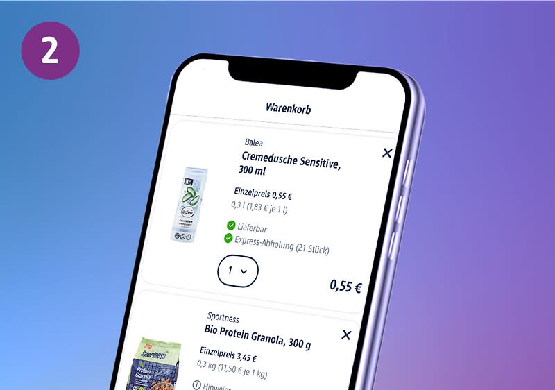 Smartphone-Bildschirm zeigt einen digitalen Warenkorb mit Produkten. Zu sehen sind eine Cremedusche Sensitive von Balea und Bio Protein Granola von Sportness, jeweils mit Preisangaben und Optionen zur Auswahl der Menge.