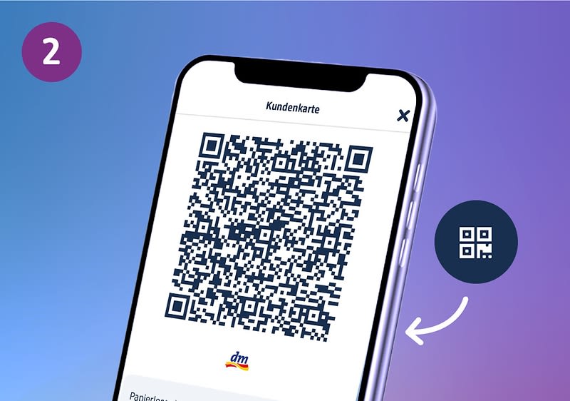 Ein Smartphone-Bildschirm zeigt einen QR-Code mit der Aufschrift „Kundenkarte“ und dem dm-Logo. Daneben ein kleineres Symbol eines QR-Codes mit einem Pfeil darauf. Oben links die Zahl „2“ in einem lila Kreis.