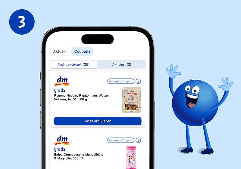 Ein Smartphone-Bildschirm zeigt die dm-App mit zwei Coupons. Der erste Coupon ist für Rummo Nudeln, Rigatoni aus Weizen, Vollkorn, 500 g. Der zweite Coupon ist für Balea Cremedusche Mandelblüte & Magnolie, 300 ml. Rechts daneben steht eine blaue, fröhliche Figur mit erhobenen Armen.