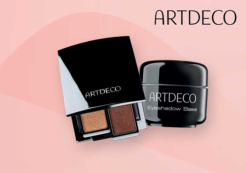 Eine schwarze Lidschattenpalette mit zwei Farben und eine schwarze Dose mit der Aufschrift „ARTDECO Eyeshadow Base“ vor einem rosa Hintergrund. Oben rechts steht „ARTDECO“