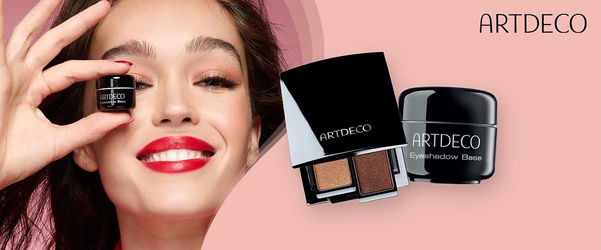 Eine schwarze Lidschattenpalette mit zwei Farben und eine schwarze Dose mit der Aufschrift „ARTDECO Eyeshadow Base“ vor einem rosa Hintergrund. Oben rechts steht „ARTDECO“