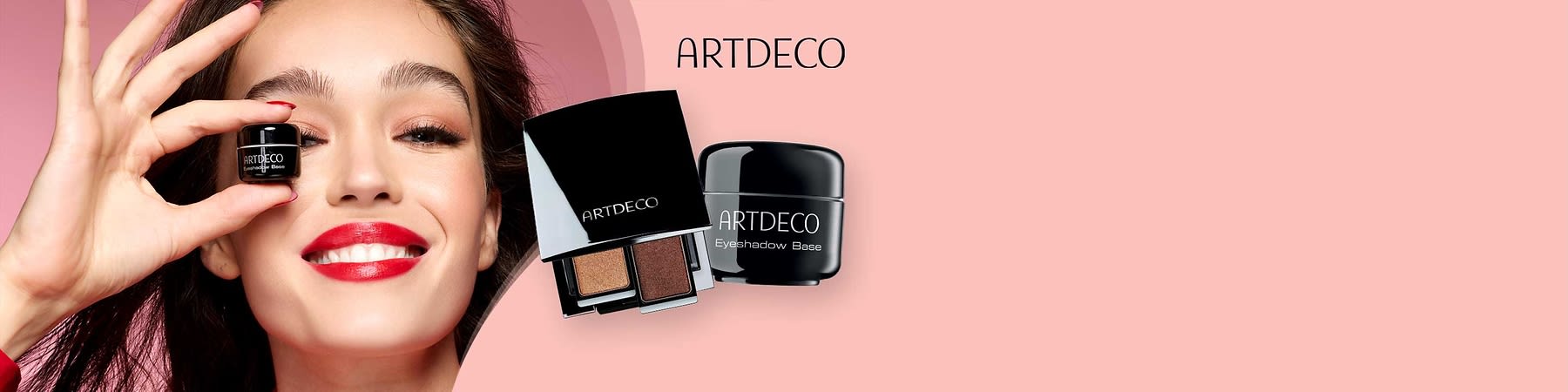 Eine schwarze Lidschattenpalette mit zwei Farben und eine schwarze Dose mit der Aufschrift „ARTDECO Eyeshadow Base“ vor einem rosa Hintergrund. Oben rechts steht „ARTDECO“